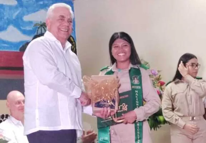 Linares junto a una de las estudiantes sobresalientes.