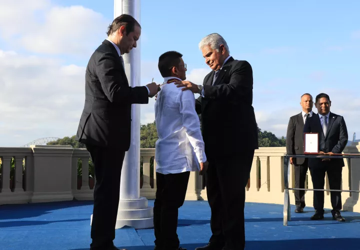 El presidente Mulino reconoce la labor de  Miguel Guerra Santos, trabajador del Canal