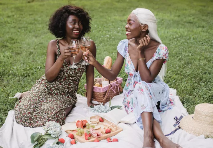 Los estampados de flores en los vestidos tipos románticos estarán presentes en cada ocasión. Foto: Pexels