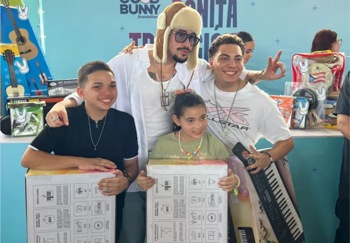 Bad Bunny, entrega, instrumentos musicales, regalos, Puerto Rico