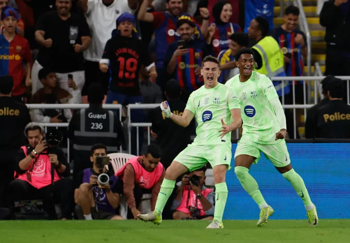  El centrocampista del FC Barcelona Gavi (i) celebra tras anotar el 1-0. /Foto: EFE