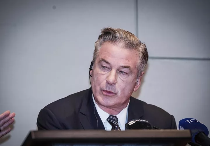 Alec Baldwin, demanda,  fiscales, caso, Rust, tiroteo, muerte, directora