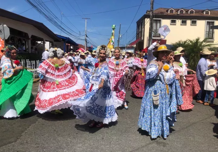 Miles de polleras colorearon las calles de Las Tablas. Foto: Archivo