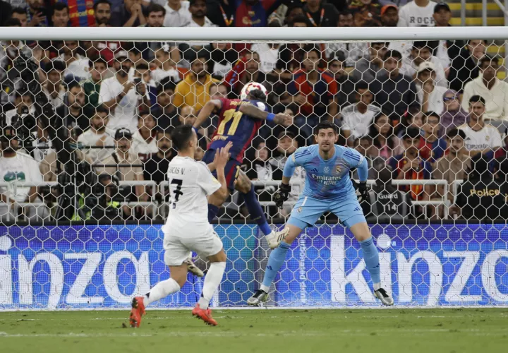 El delantero brasileño del Barcelona Raphinha (c) consigue el tercer gol de su equipo. /Foto: EFE