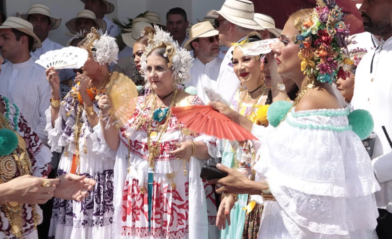 Las polleras reinas del desfile 